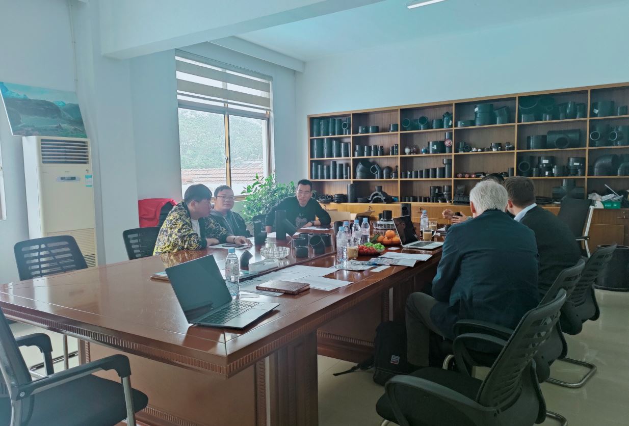 Švýcarští zákazníci navštíví, aby prodiskutovali budoucí vývoj projektu sifonových armatur
