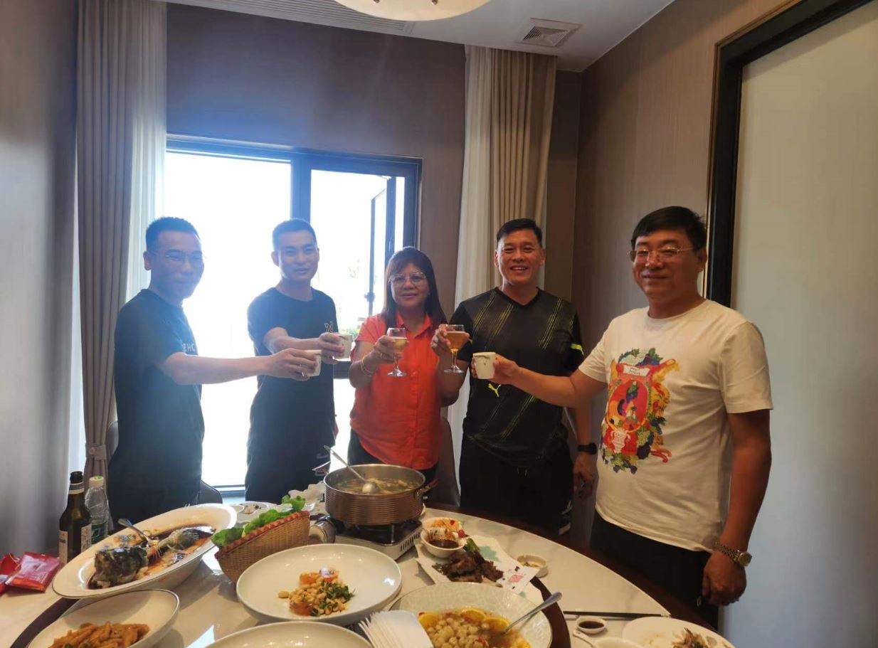 Jiangyin Huada se zapojuje s filipínskými klienty k diskusi o projektu PE cívky pro zemědělské farmy